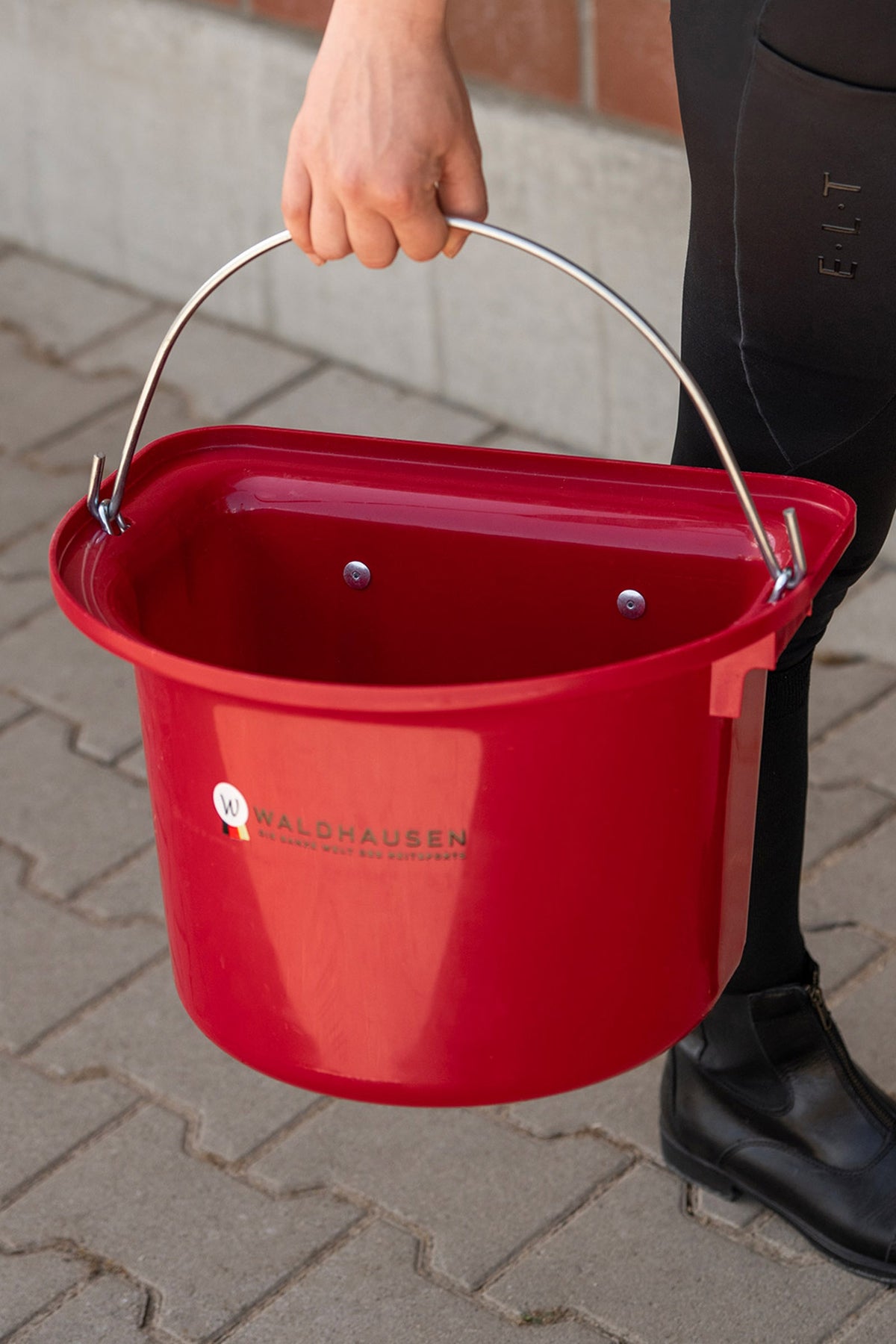 Waldhausen Portable Manger with Carrying Handle Horse Feeders & Waterers